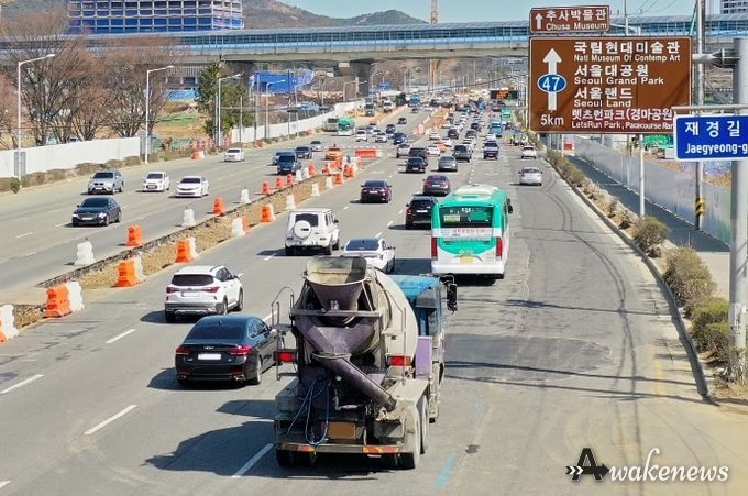 차량들이 과천대로를 따라 주행하고 있다