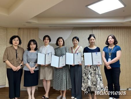 위촉된 심사위원들이 기념촬영을 하고 있다.