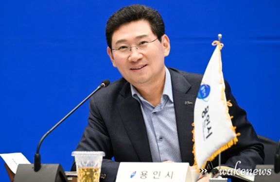 이상일 용인특례시장이 13일 오후 안산시 안산문화재단에서 열린 경기도시장군수협의회 정책협력위원회에서 김동연 경기도지사에게 서울시의 ‘기후동행카드’에 대한 도지사의 입장을 물었다.