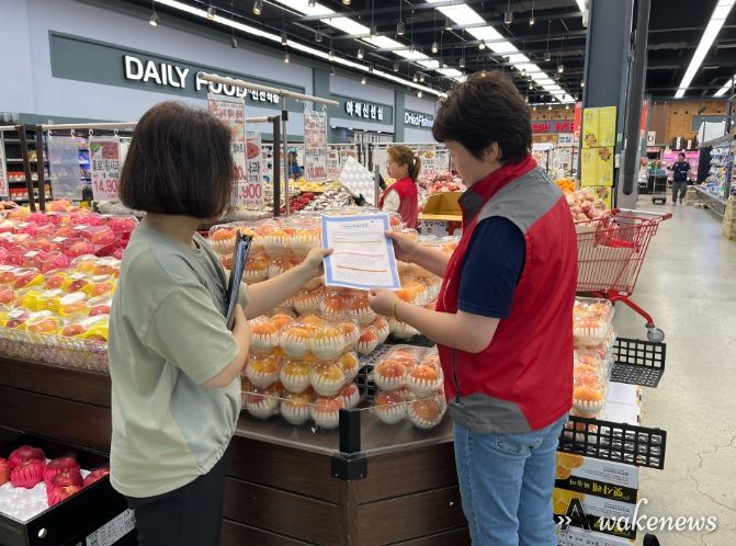 용인특례시가 추석 명절을 앞두고 오는 27일까지 가격표시제 실태를 점검한다. 시 관계자가 지역 상점에서 실태점검을 하고 있다.