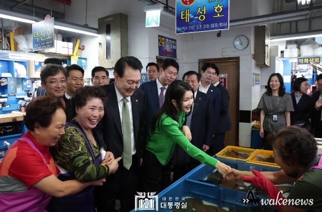 9월 14일 윤석열 대통령 부부는 부산 민락어시장 방문 및 만찬을 가졌다.