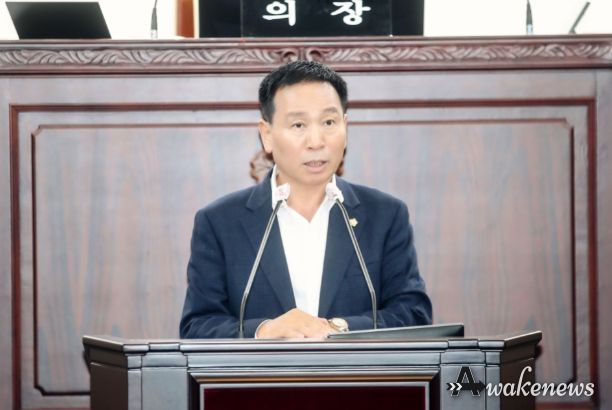 제224회 임시회 제2차 본회의 중 결의안을 대표발의한 정흥범 의원이 제안설명을 하고 있다