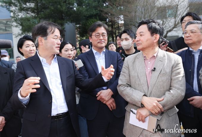 지난 3월 일산신도시 현장을 찾은 원희룡 장관과 대화를 나누고 있는 이동환 시장