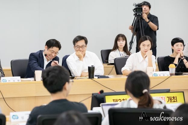 18일 오전 경기도청 다목적회의실에서 김동연 경기도지사, 오병권 행정1부지사, 인구톡톡위원회 위원 등이 참석한 가운데 제3차 인구톡톡위원회가 열리고 있다.