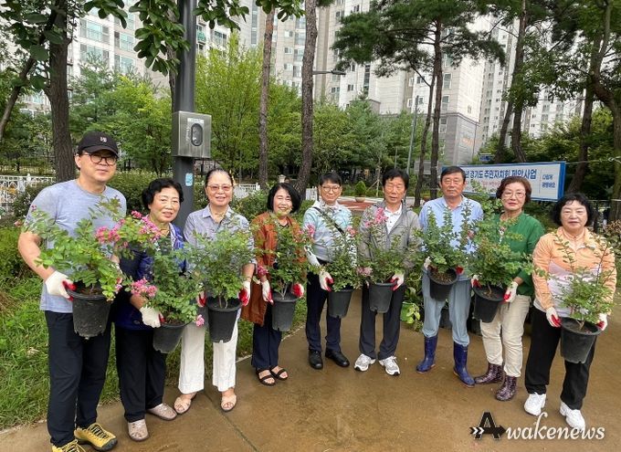 광명시 광명6동 주민자치회는 지난 15일 주민과 함께하는 우리어린이공원 꽃나무 심기 활동을 펼쳤다