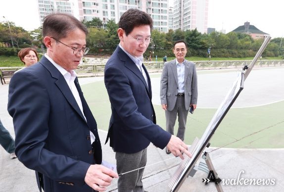이상일 용인특례시장이 19일 이 시장의 공약사업의 일환이었던 수지구 탄천 산책로 쉼터 조성 공사현장을 방문해 공사현황을 점검하고 있다
