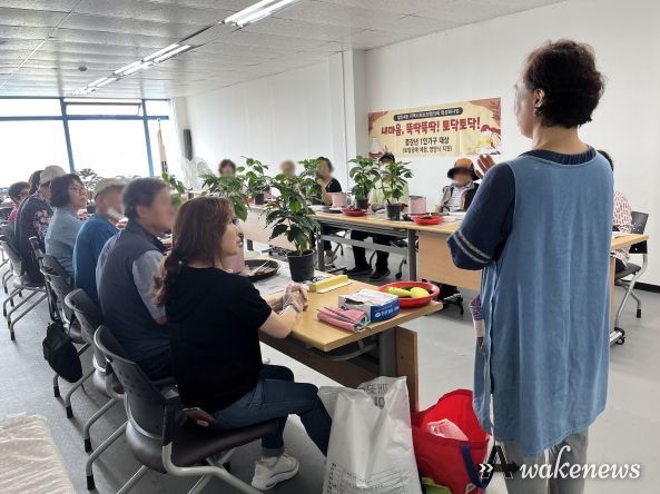 광명 철산4동 지역사회보장협의체는 19일 정서적·경제적 어려움을 겪고 있어 식생활 지원이 필요한 관내 주민 10명을 대상으로 2023년 동 특성화 사업 ‘내마음, 뚝딱뚝딱! 토닥토닥!’을 진행했다.