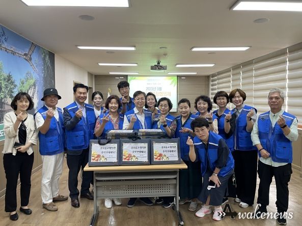 광명시 하안3동 지역사회보장협의체는 추석 명절을 맞아 19일 정서적으로 소외되기 쉬운 독거어르신 등 20가구를 방문해 명절 인사와 함께 참치캔, 참기름 등 명절선물세트를 전달했다