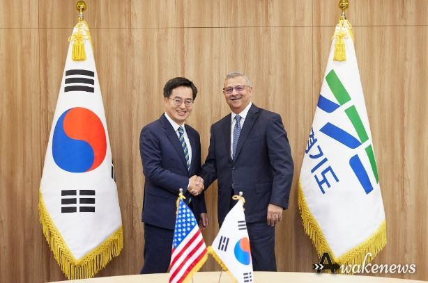 20일 오전 경기도청 집무실에서 김동연 경기도지사와 산지브 람바(Sanjiv Lamba) 린데그룹 회장이 면담을 하고 있다.