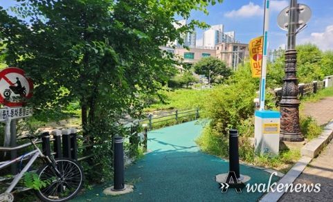 수지구 성복동 750번지 성복천 산책로 진입로에 자동차단기가 설치됐다