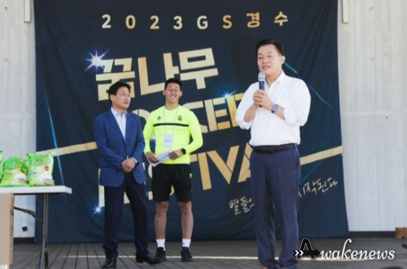 이재준 수원시장이 대회 시작에 앞서 인사말을 하고 있다. 왼쪽 끝은 김영진(수원시병) 의원.