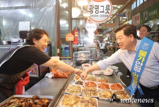 박승원 광명시장은 27일 광명새마을시장을 방문해 ‘물가체험 및 광명시장 살리기 캠페인’에 동참했다.