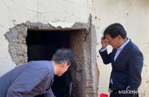 엄진섭 부시장(오른쪽)과 김광식 안전담당관(왼쪽)이 풍무동아파트의 옹벽 탈착 부분을 살피고 있다.