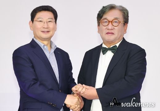 이상일 용인특례시장이 10일 시청 컨벤션홀에서 열린 김상협 대통령 직속 2050탄소중립 녹색성장위원회 위원장 강연회에서 김 위원장과 기념촬영을 하고 있다.