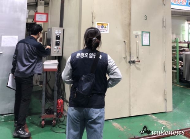 김포시 환경오염단속반이 업소를 돌며 추석연휴 특별점검을 진행중이다.