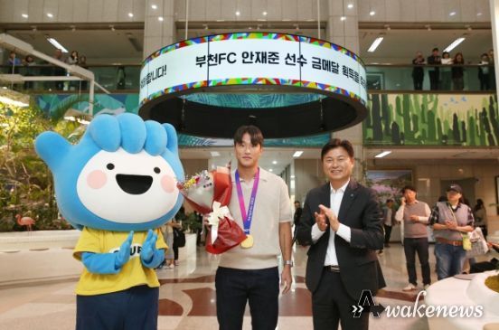 조용익 부천시장과 안재준 부천FC1995 선수가 11일 시청 1층 로비에서 기념촬영을 하고 있다.