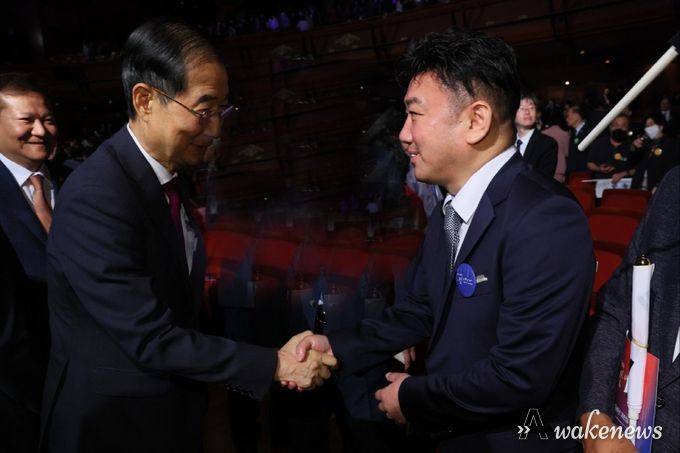 세종문화회관 대극장에서 제4355주년 개천절 공식행사 전 초청인사들과 인사하는 장면,(한덕수 국무총리와 강태우 국제엔젤봉사단 상임대표)