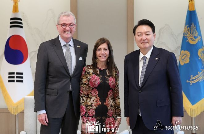 10월 18일 윤석열 대통령은 필 머피 美 뉴저지 주지사를 접견했다.
