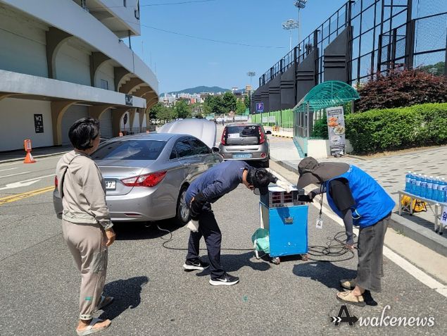 지난 5월 성남종합운동장 하키장 앞 부지에서 자동차 배출가스 무료 점검 중