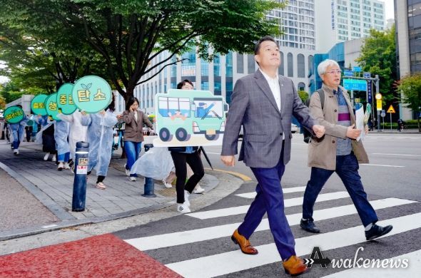 이재준 수원특례시장이 생태교통 출퇴근 릴레이 챌린지를 펼치고 있다.