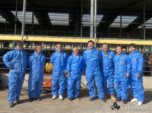 한우컨설팅에 참여한 컨설턴트와 농가가 다 함께 단체사진을 찍고 있다