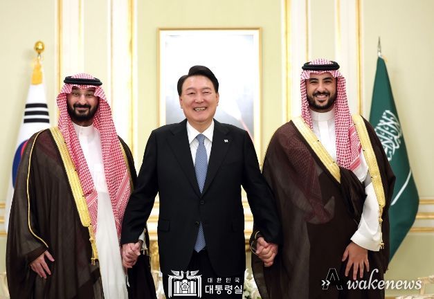 10월 23일 윤석열 대통령은 칼리드 빈 살만 알 사우드 사우디 국방장관과 압둘라 빈 반다르 알 사우드 국가방위부 장관을 접견했다.