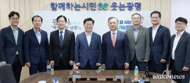 박승원 광명시장(사진 왼쪽 네번째)은 지난 24일 한국토지주택공사(LH) 이한준 사장(사진 왼쪽 다섯번째)을 만나 광명시흥 신도시 서울방면 광역교통개선대책 수립 촉구 등 신도시 관련 현안에 대한 시의 강력한 의지를 전달했다