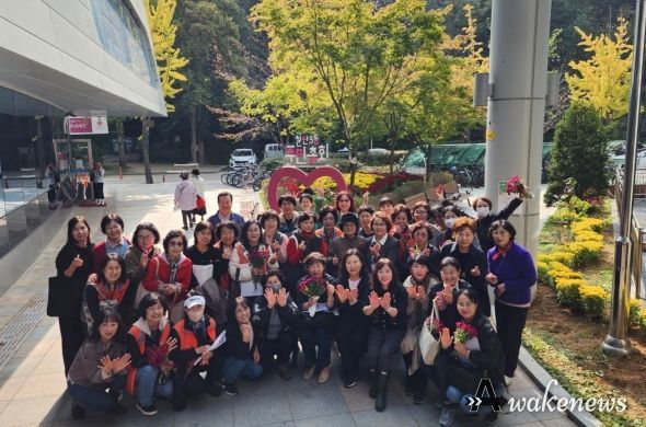 광명시 철산3동은 25일 철산3동 통장협의회와 함께 동 행정복지센터 내 화단에 국화꽃을 심었다.