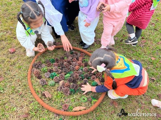 제2회 유아숲축제에서 아이들이 체험활동에 참여하고 있다