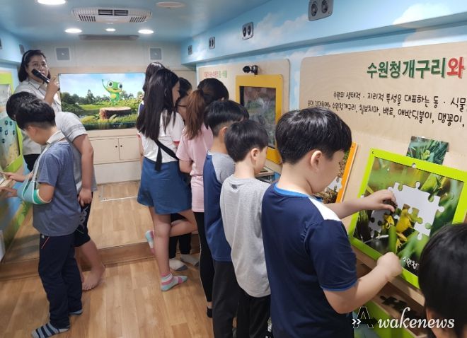 ‘찾아가는 이동 환경교실’을 운영하는 모습