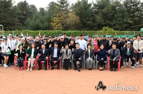 왼쪽부터 권안나, 강선영, 김연균 의원, 의정부시테니스협회 정성민 회장, 최정희 의장, 김지호, 정미영, 이계옥, 조세일 의원