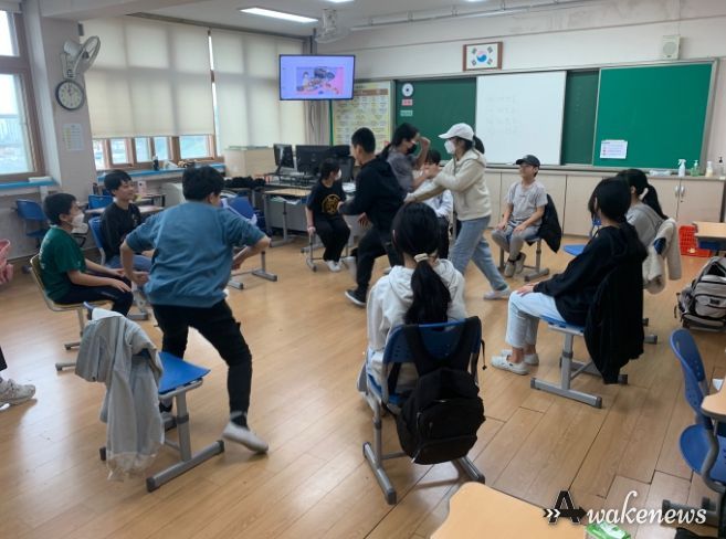안산시, 원곡초서 상호문화도시 환경교육‘이상한 나라의 세계’공연
