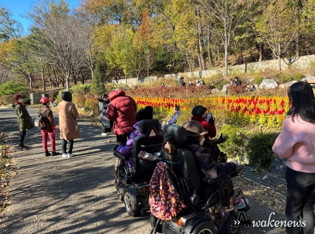 자연생태공원 내 수목원을 산책하는 참여자들