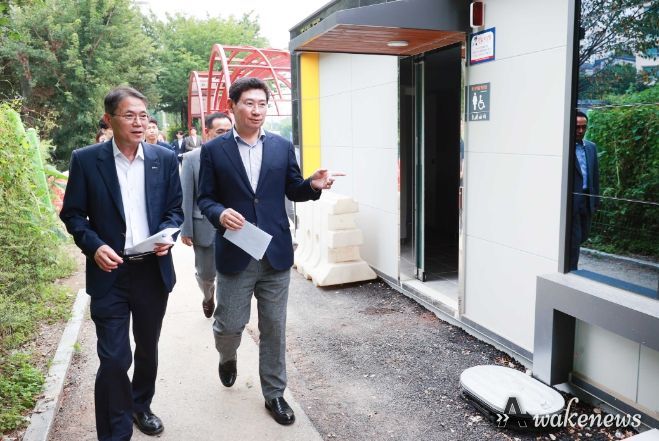 이상일 용인특례시장이 지난 7월 19일 이 시장의 공약사업의 일환이었던 수지구 탄천 산책로 쉼터 조성 공사현장을 방문해 화장실 조성 현황을 점검하고 있다