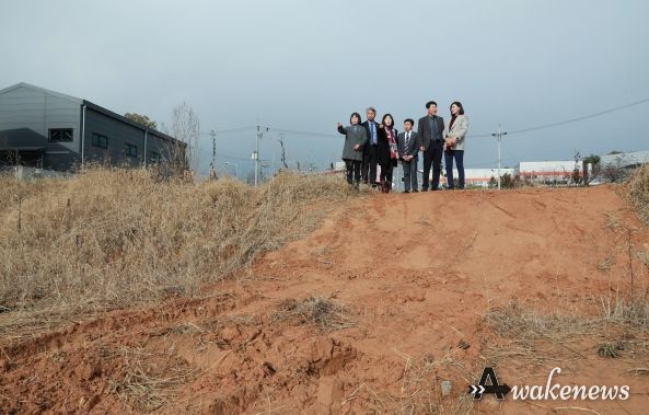 경제환경위원회 의원들이 불법폐기물 매립현장 보는 모습