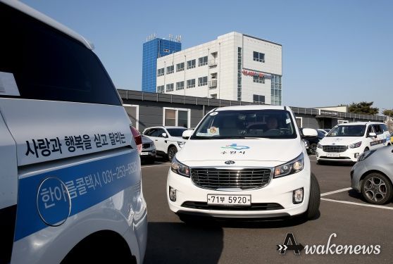 수원도시공사가 운영하는 교통약자지원단이 중증장애인과 가족에게 야외나들이를 위해 특별교통수단을 무상지원 하는 ‘힐링라이드’사업을 추진한다고 20일 밝혔다. 사진은 교통약자지원차량 운행모습.(사진=수원도시공사 제공)