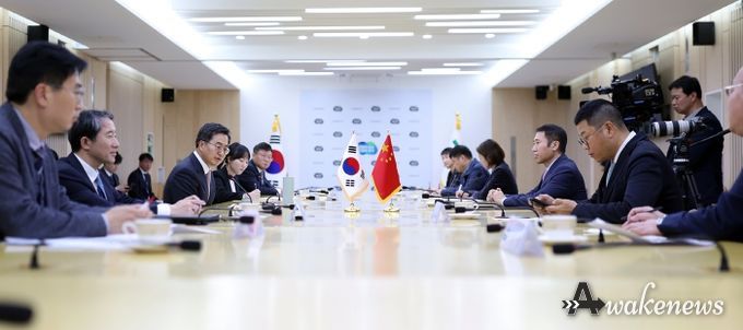 20일 오후 경기도청 북부청사에서 김동연 경기도지사가 중국 랴오닝성 무역교류단과 면담을 하고 있다.