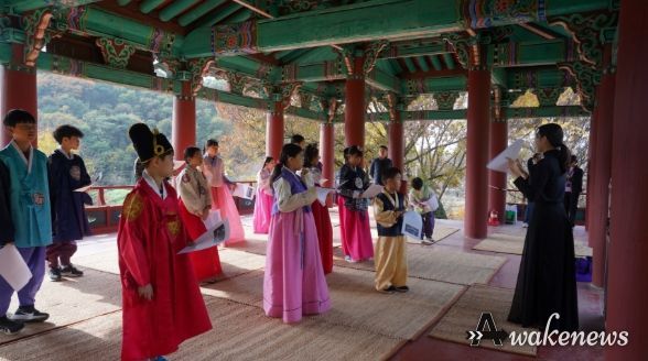 충훈정에서 한국 무용을 배우고 있는 아동들(충훈정 체험 프로그램 ‘풍류 한마당’)