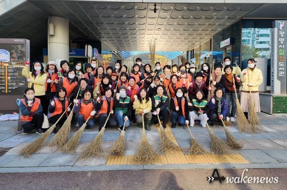 광명시 철산3동 통장협의회는 22일 주민 친화적 보행 환경 조성을 위해 철산 12, 13단지 옆 안양천로 보도의 낙엽을 청소했다.