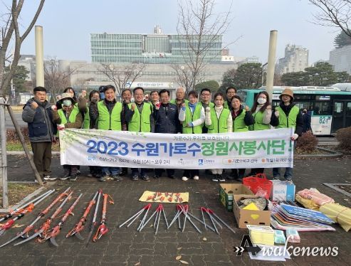 수원시 가로수 정원사 봉사단·건강검진단이 캠페인을 펼치고 있다.