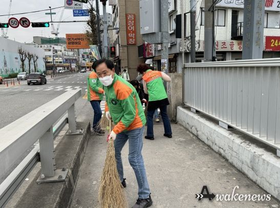광명시 광명2동 자율방재단은 지난 22일 깨끗한 마을환경을 조성하고 안전사고에 대비하기 위해 ‘우리동네 낙엽 대청소’를 실시했다.