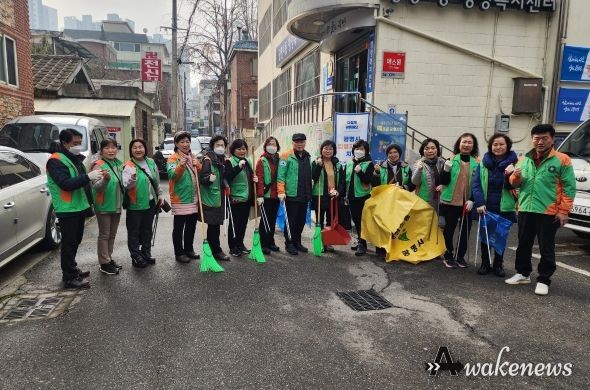 광명시 광명4동 행정복지센터는 23일 빗물받이 주변 대청소’를 실시했다