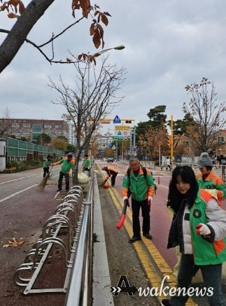 광명시 소하1동 자율방재단은 지난 22일 소하초·중·고 인근지역과 좁은 도로가 밀집된 관내 주택단지를 중심으로 낙엽 대청소를 실시했다.