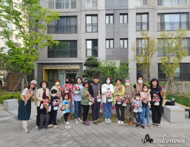 용인특례시의 공동주택 텃밭지원사업에 참여한 초당마을 3단지 입주민들이 기념촬영을 하고 있다.