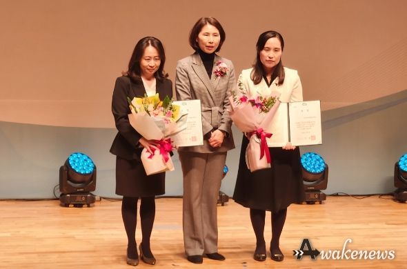 수원시육아종합지원센터 관계자가 수상 후 기념촬영을 하고 있다.