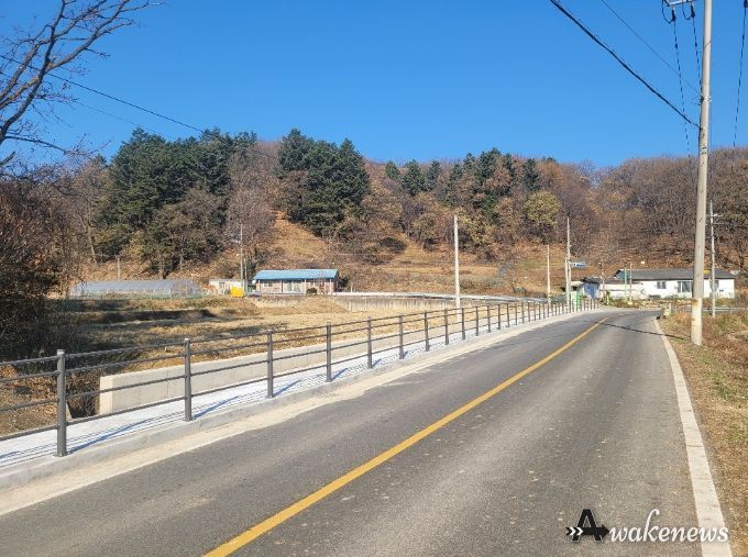 용인특례시가 처인구 양지면 정수리 마을길에 인도를 설치했다