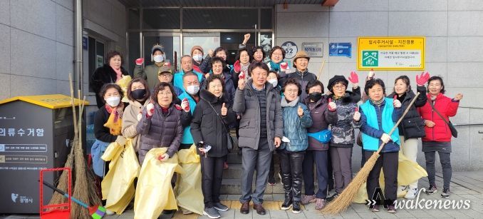 광명시 소하2동 행정복지센터는 지난 7일 동 유관 단체원과 직원 등 70여 명이 참여한 가운데 낙엽 대청소를 진행했다