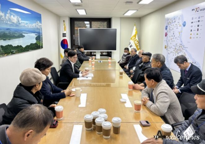 김병수 시장이 11일 김포 내 농축수산 단체장들과 서울편입에 대해 논하고 있다.