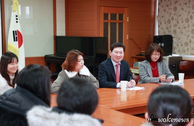 이상일 용인특례시장이 지난 13일 남곡초등학교 남곡분교장을 방문해 학부모들과 대화를 나눴다.