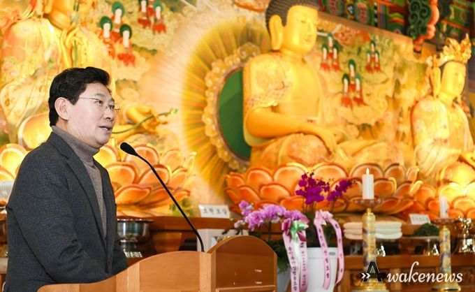 이상일 용인특례시장이 지난 16일 호국선봉사에서 열린 '2023년 용인시 불교연합회 송년 법회'에 참석해 축사를 하고 있다.
